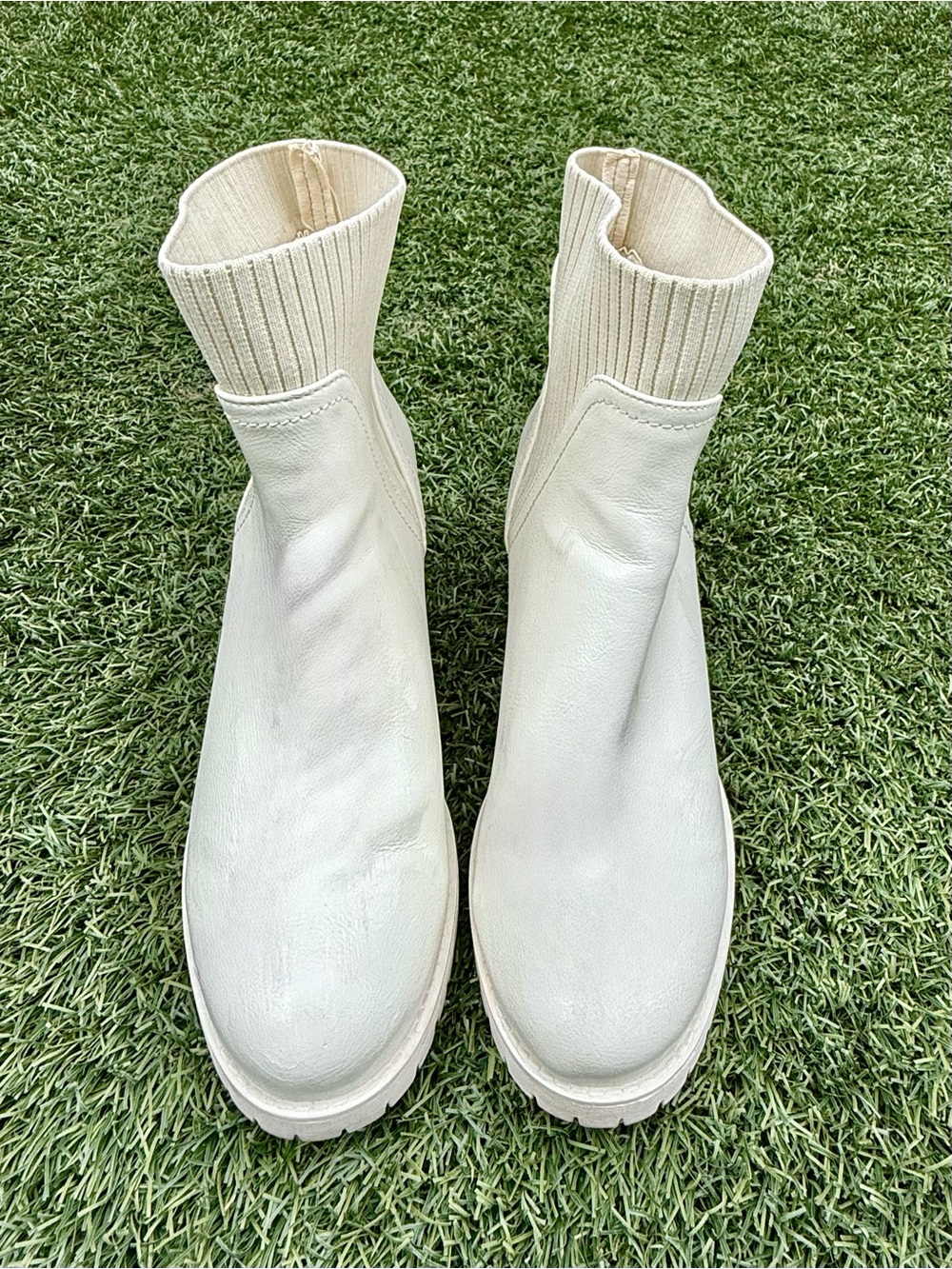 Mia Cream Rib-Knit Chelsea Boots. Size 9